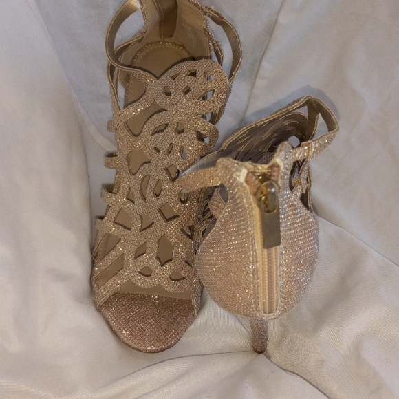 Madeline Stuart High Heel Open Toe Cutout Gold Sz 8 Rhinestones preowned. - Picture 3 of 6